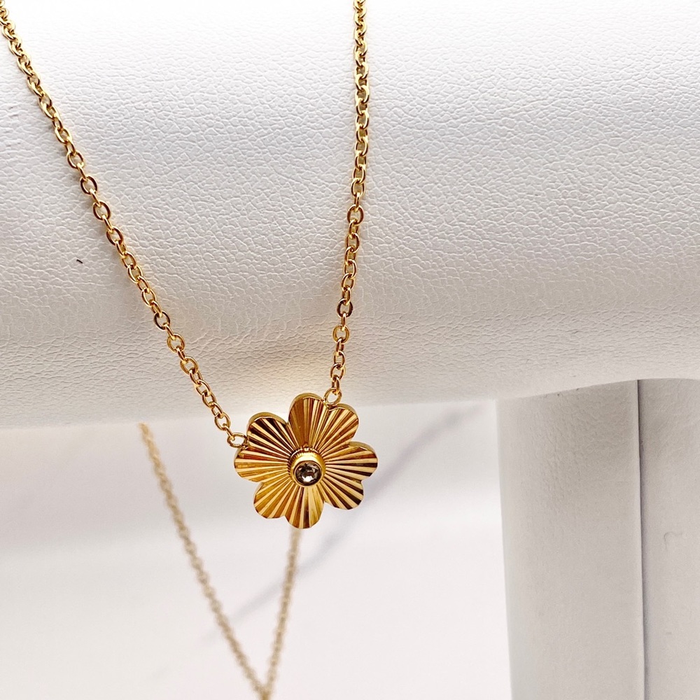 Clover and cz necklace. 18k plated gold.
